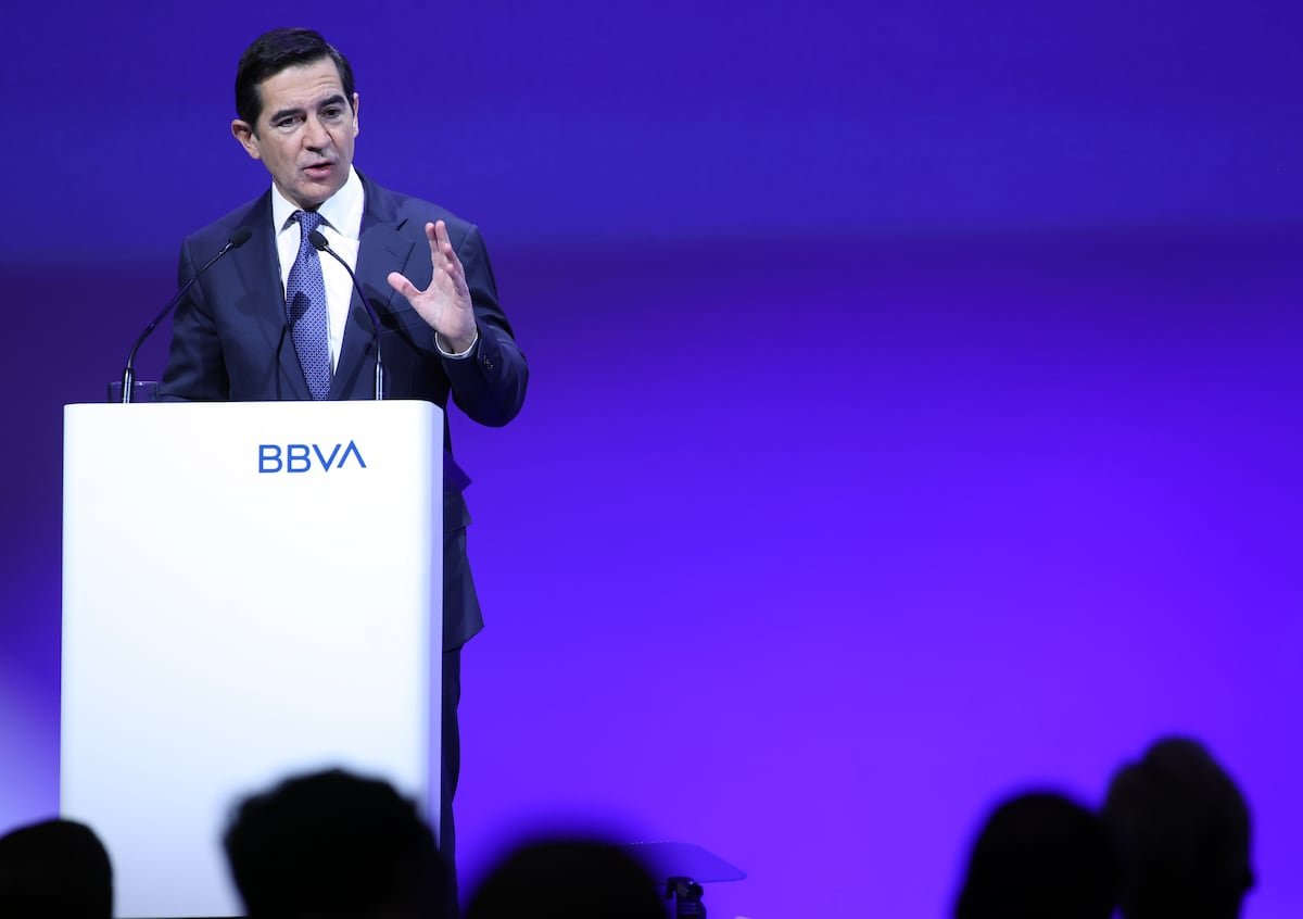 Opa y venta en pleno agosto: ¿Qué pasa con BBVA y Sabadell tras la venta de TSB? | Economía