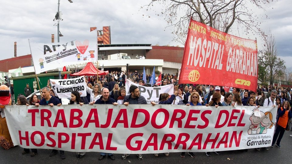 Paro y abrazo simbólico en el Garrahan | La protesta de los trabajadores del hospital pediátrico no se detiene y profundiza la lucha 