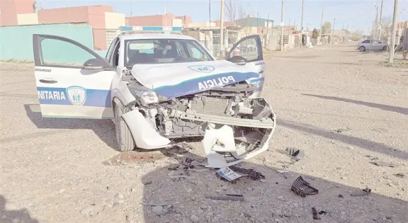 Patrullero roto en fuerte choque en esquina periférica de Trelew