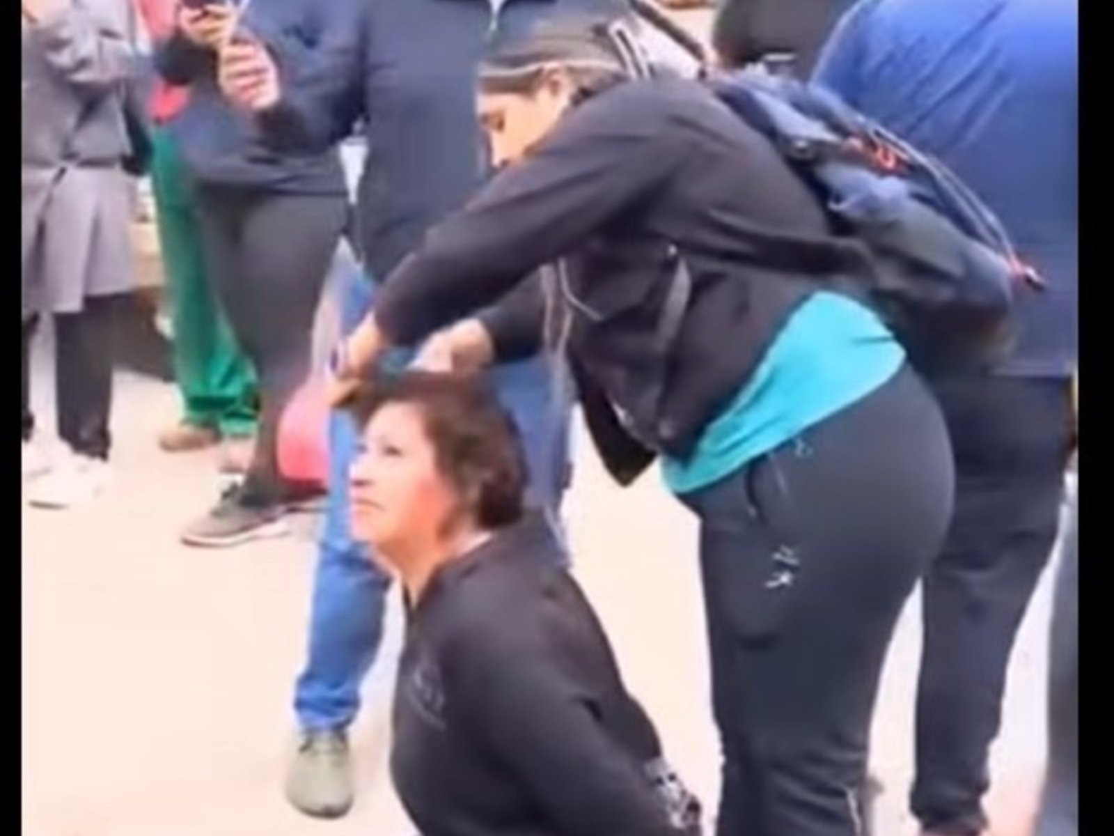 Prisión preventiva para la mujer tucumana que fue rapada, golpeada y desnudada en Bolivia acusada de robo