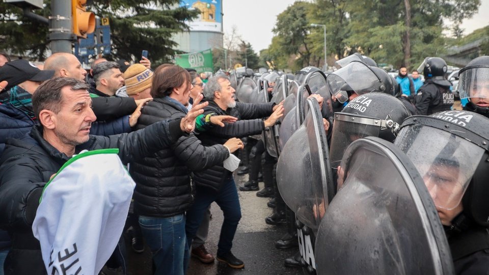 Protesta, represión y cacería de trabajadores en las puertas del INTI | Jornada de lucha contra el desguace del Instituto Nacional de Tecnología Industrial