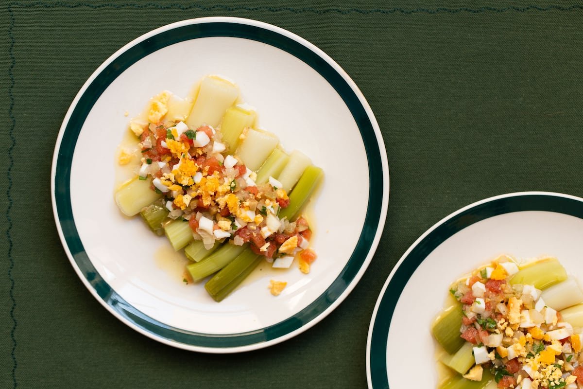 Receta : Puerros con vinagreta de tomate, huevo y cebolla | El Comidista | Gastronomía
