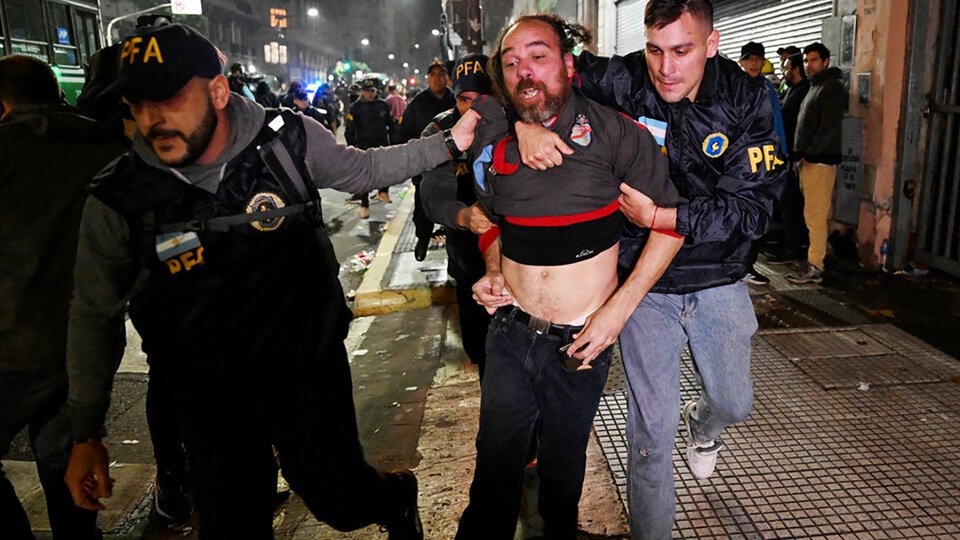 Represión por la Ley Bases: la justicia sobreseyó a los últimos 16 manifestantes
