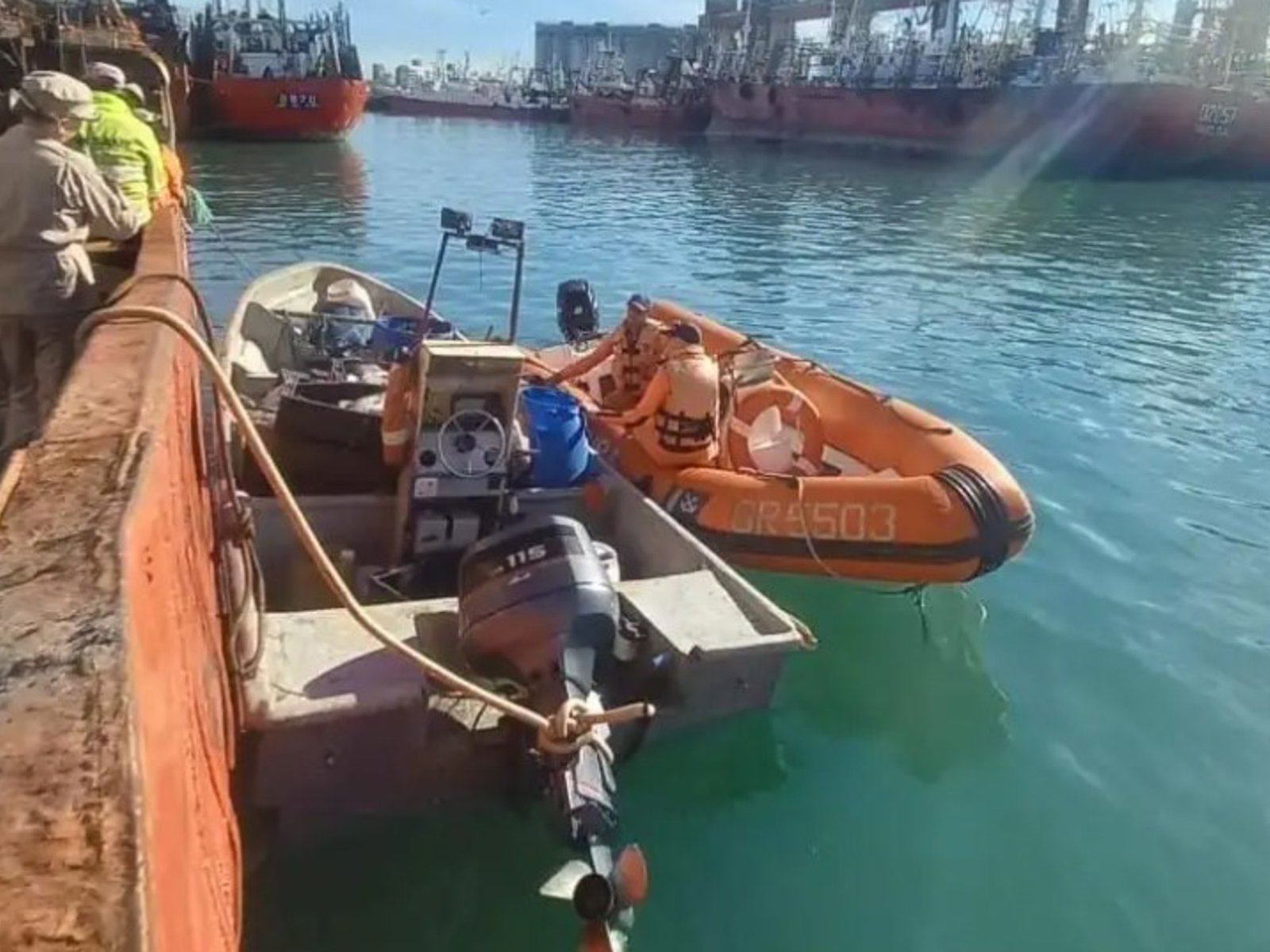 Rescatan a seis personas que salieron a pescar sin permiso y pasaron 20 horas a la deriva