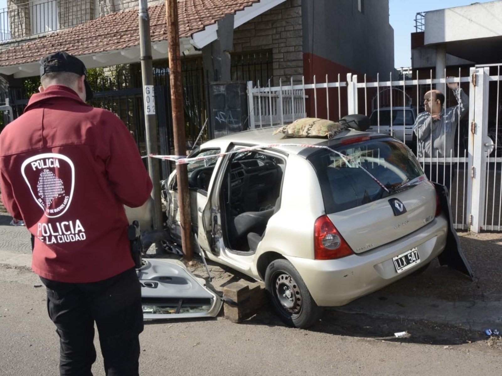 Robaron un auto en Villa Tesei, los persiguió la Policía y terminaron chocando contra una casa en la colectora de la General Paz