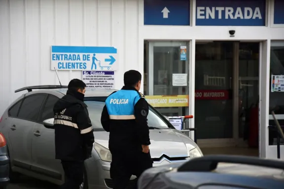 Robo en Maxiconsumo: buscan a los autores y recuperaron el auto en el que escaparon