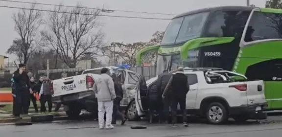 Robó un patrullero y chocó contra un micro de larga distancia y una camioneta