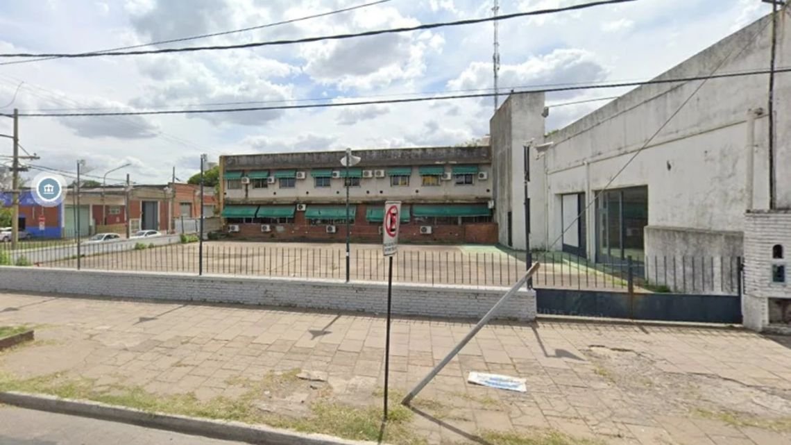 Saltó por la ventana en pleno juicio: un preso se fugó de un tribunal en Campana