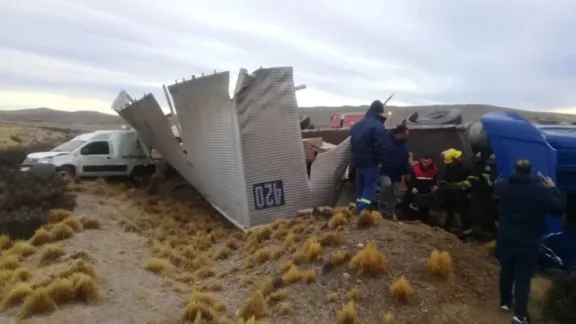Santa Cruz: volcó un camión y otro vehículo sufrió daños en el mismo tramo de la ruta 3
