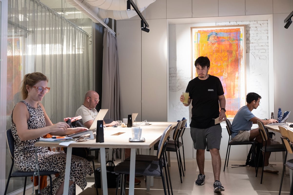 “Se me queman las neuronas. Necesito estar en un lugar fresco para poder rendir en el trabajo”. Las cafeterías se convierten en oficinas de autónomos sin aire en casa | Gastronomía: recetas, restaurantes y bebidas