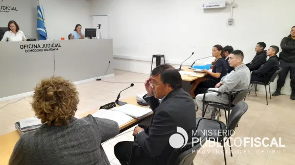 Seguirá detenido uno de los sujetos que le robó el celular a un adolescente cuando bajaba del colectivo