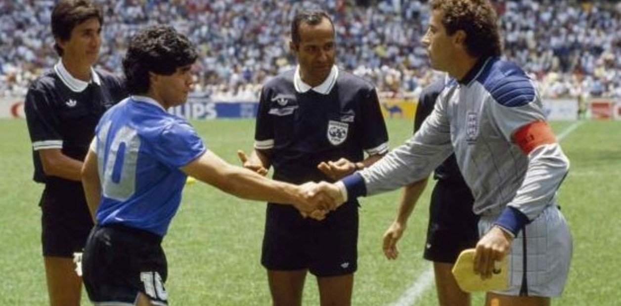 Subastan el buzo gris que usó Peter Shilton el día en que Diego Maradona inmortalizó "la mano de Dios" y dibujó el "gol del siglo"