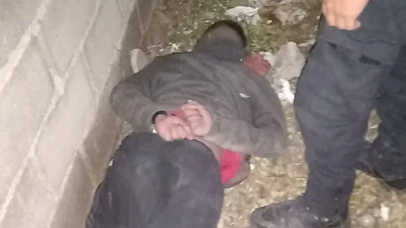 Trató de meterse a una casa de madrugada, cayó del techo y quedó atrapado en el patio