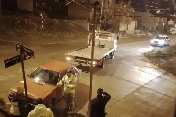 Un auto chocó contra un cartel y fue secuestrado