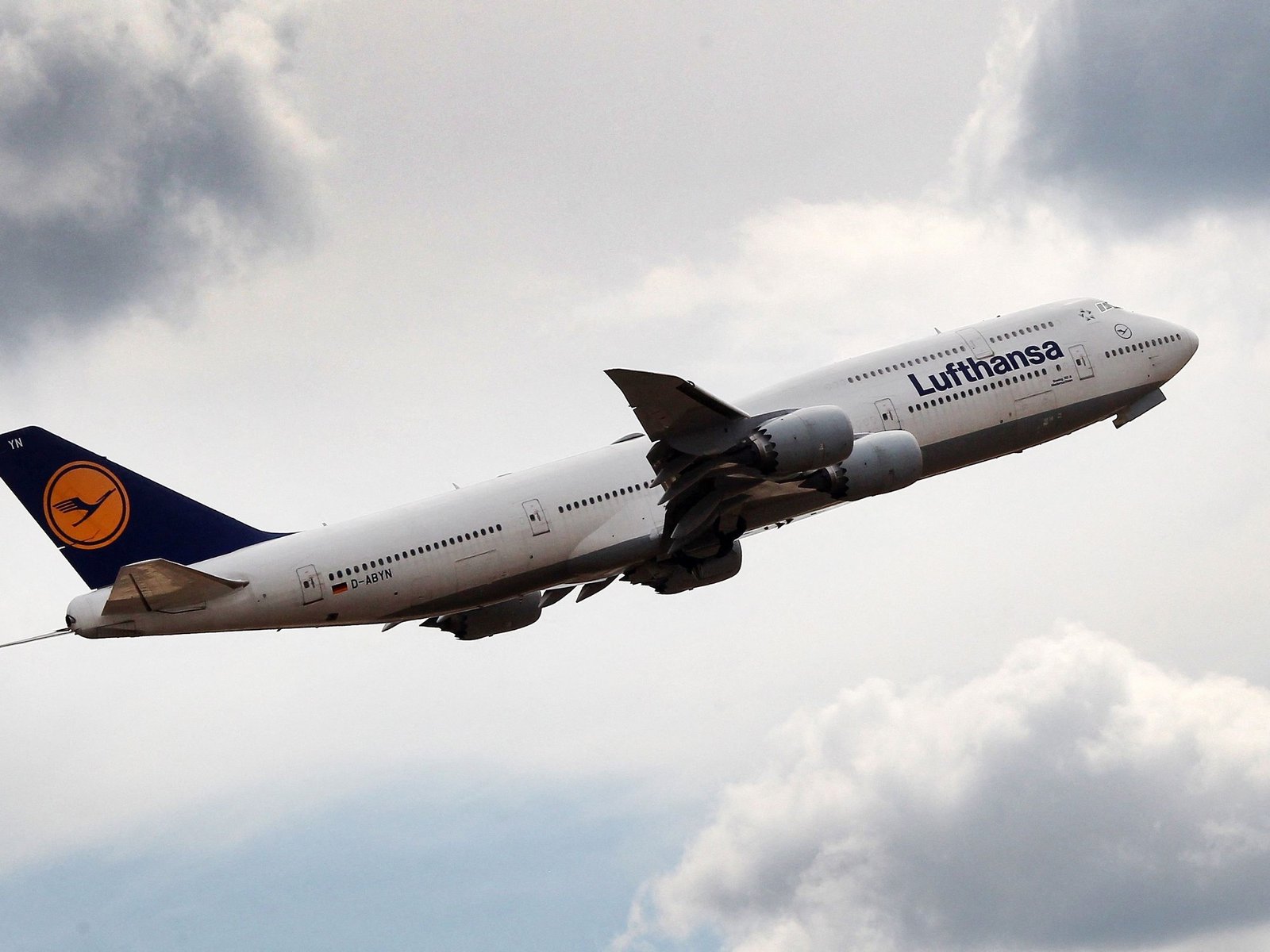Un avión que debía llegar a Ezeiza tuvo que desviarse dos veces por la niebla y aterrizó de emergencia en San Pablo