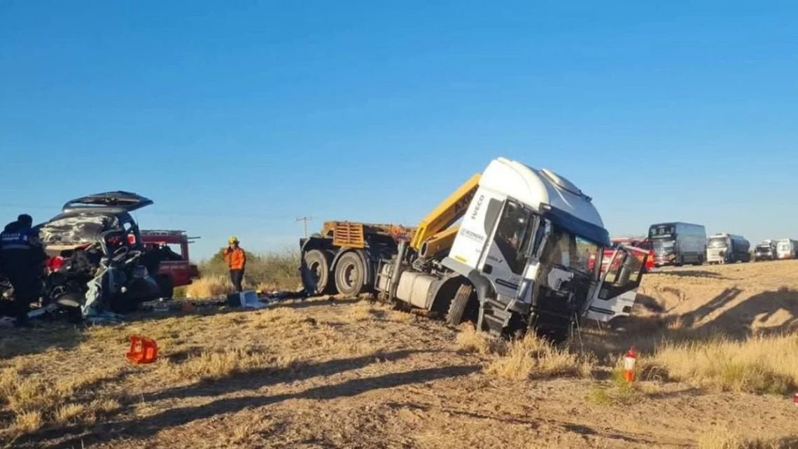 Un choque frontal en La Rioja dejó tres muertos y dos menores heridas