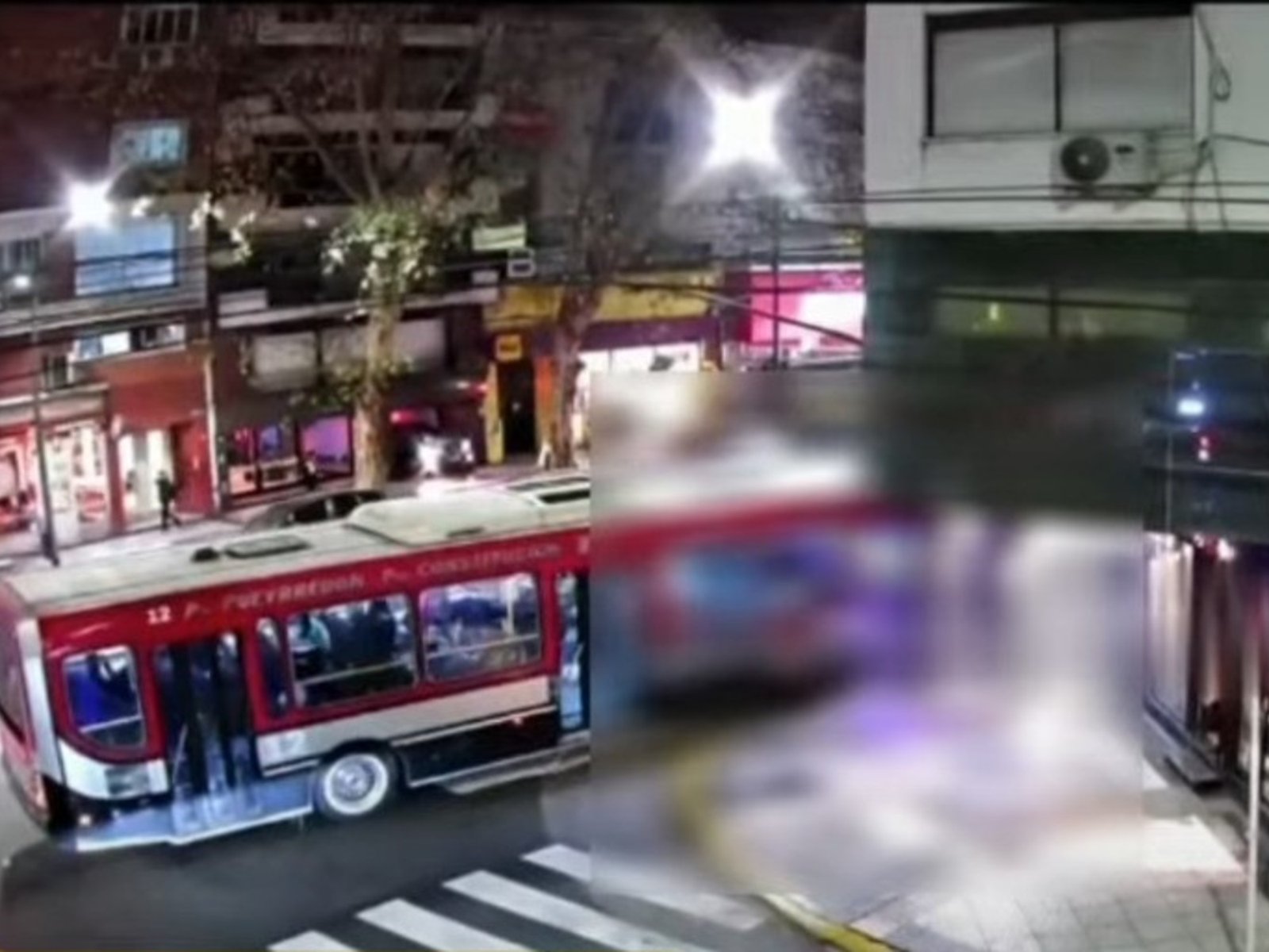 Un colectivo chocó contra un semáforo y atropelló a una persona en Barrio Norte: hay 14 heridos