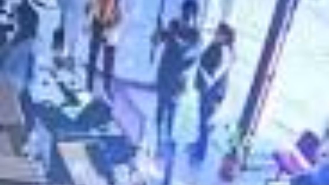 Un hombre ingresó con un pico a la oficina de la empresa proveedora de energía y rompió todo lo que se encontró en su camino