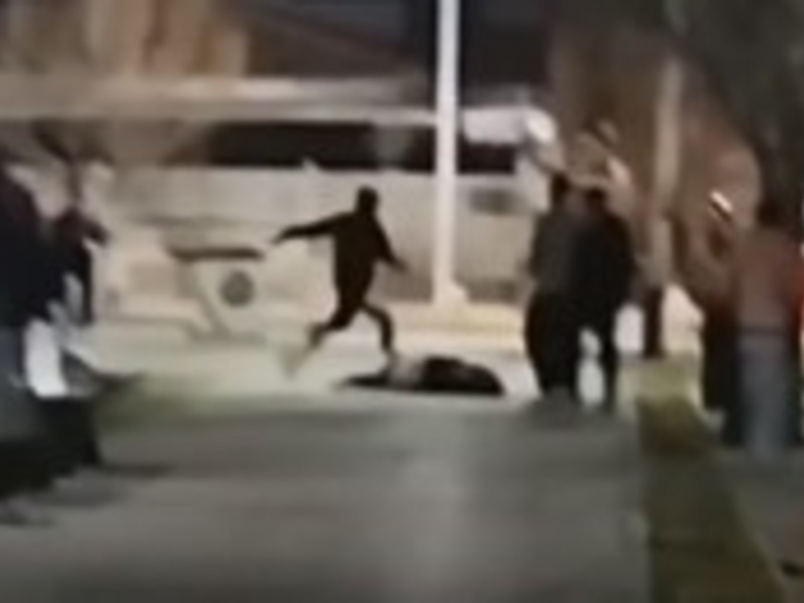 Un joven cae noqueado en una pelea callejera en Mendoza y en el piso otro lo patea en la cabeza: el atacante era policía