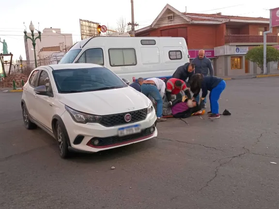 Un motociclista terminó herido tras chocar con un auto en Fontana y Honduras