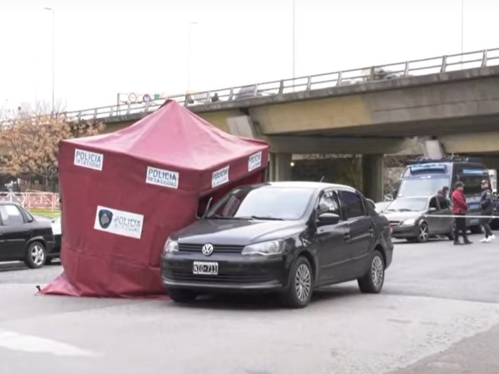 Un policía de la Ciudad mató a un motochorro que intentó asaltarlo cuando iba a trabajar en Barracas