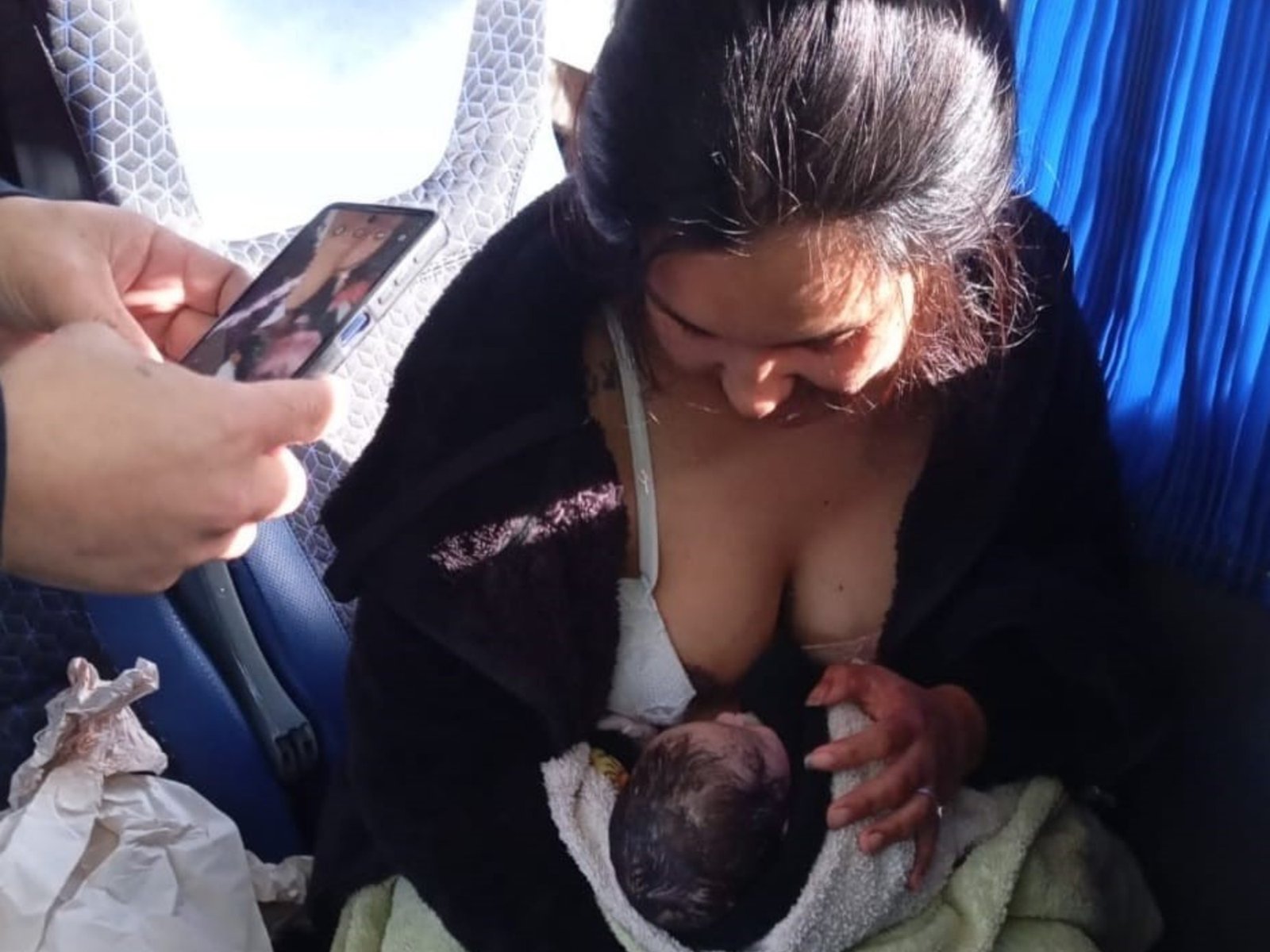 Una argentina volvía de pasar unos días en Chile y dio a luz en un micro en el paso fronterizo Cardenal Samoré