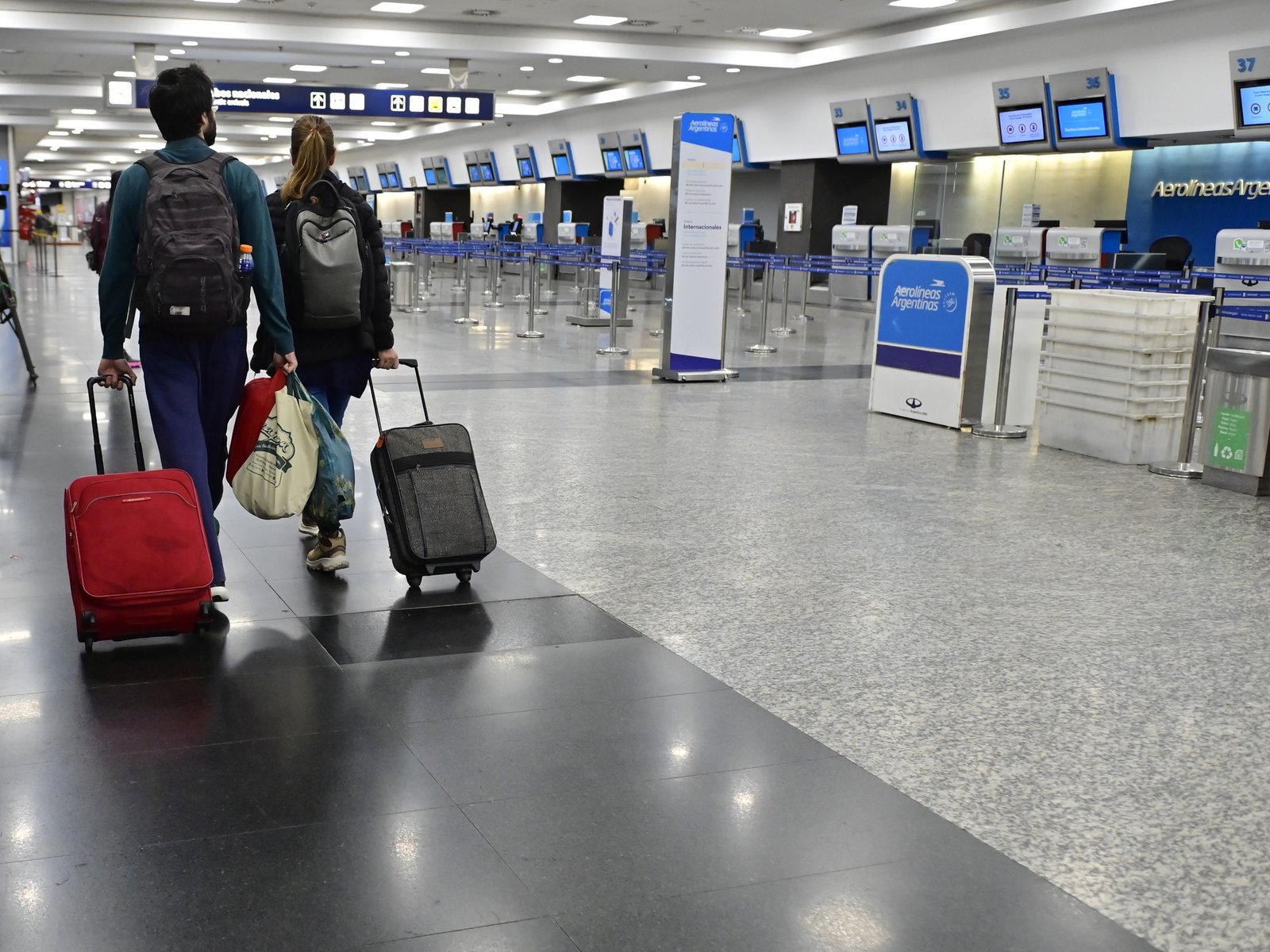 Una asamblea de cinco gremios aeronáuticos en Aeroparque podría complicar hoy los vuelos en el arranque de las vacaciones de invierno