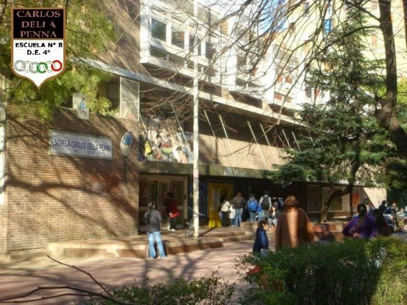 Una madre y una abuela discutieron con el director de una escuela de La Boca y le clavaron una birome