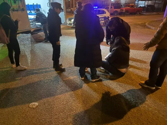 Una mujer fue embestida por un auto mientras cruzaba la calle