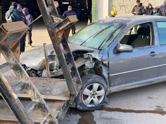 Una mujer fue hospitalizada tras chocar con un camión estacionado