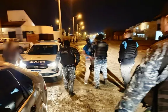 Una mujer pidió ayuda desde un vehículo y el conductor terminó detenido