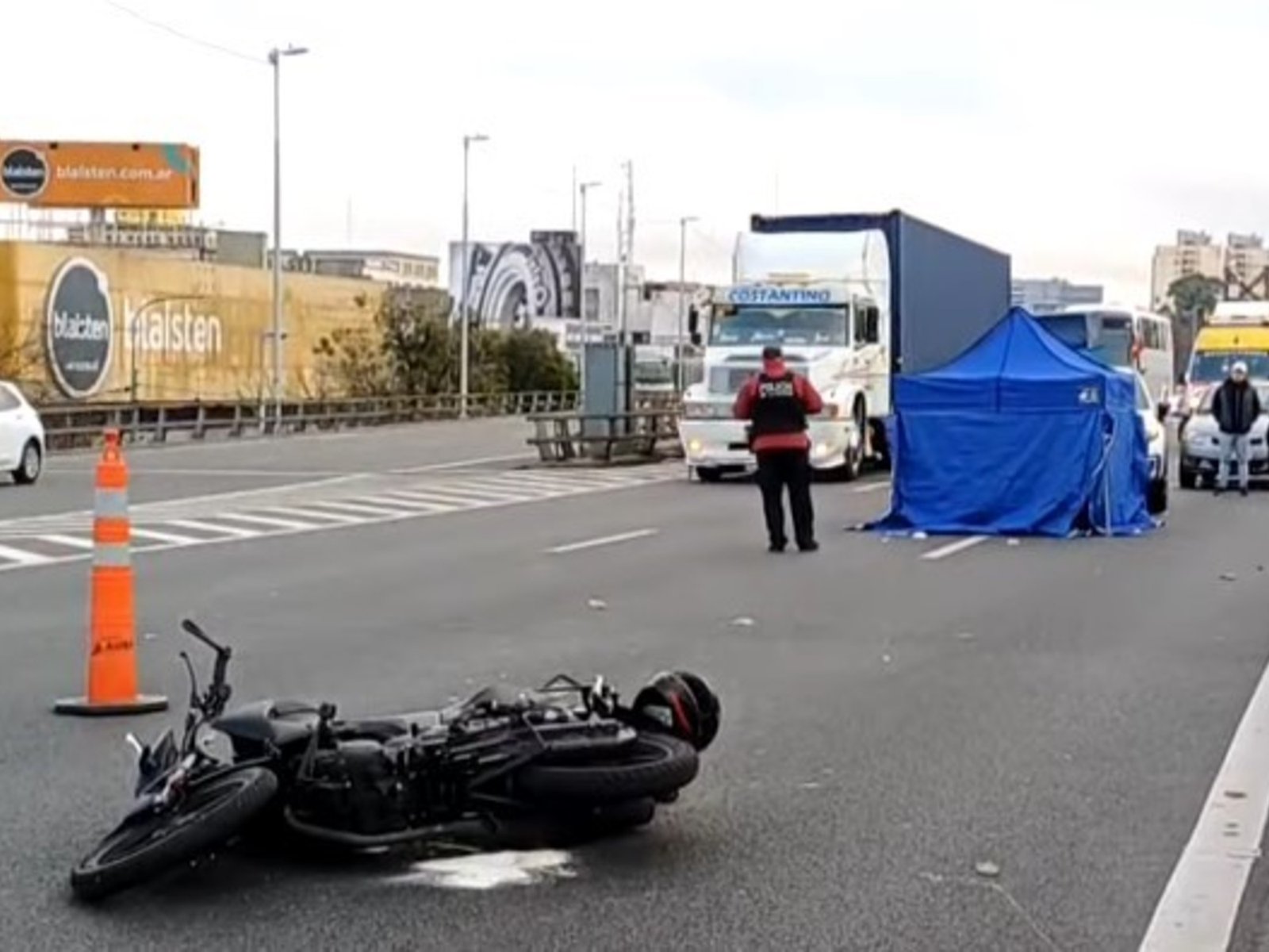 el conductor del auto escapó