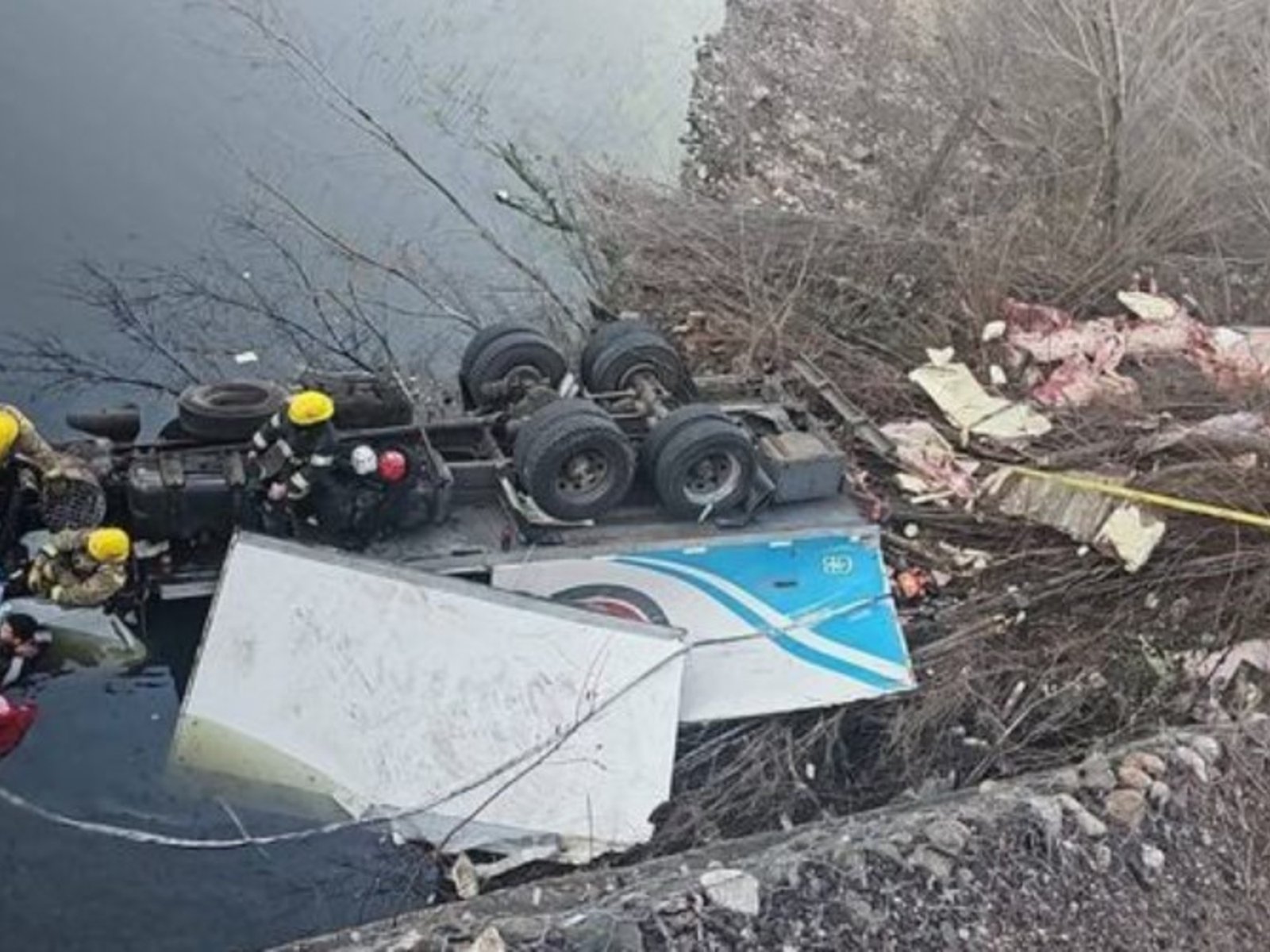 el conductor murió y el acompañante pasó 2 horas atrapado