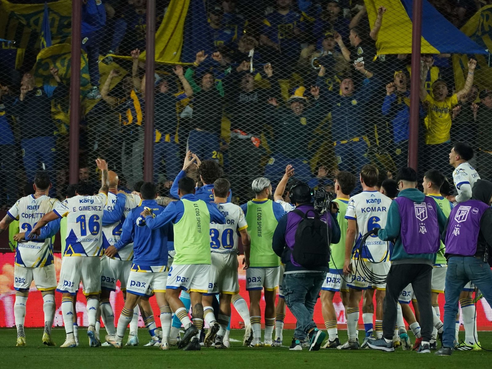 el folclore de antaño, barras, insultos a Tapia y un grito repudiable