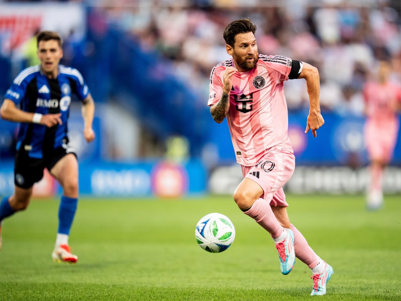 el rey no sólo no ha muerto, sino que ni siquiera sufrió un resfrío