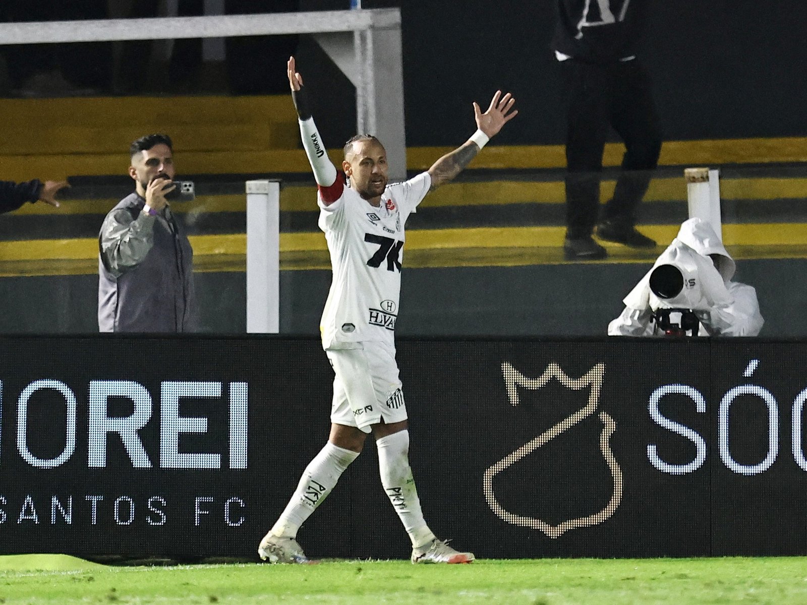 festejó un gol que no fue, se peleó otra vez con sus hinchas y Santos quedó en zona de descenso
