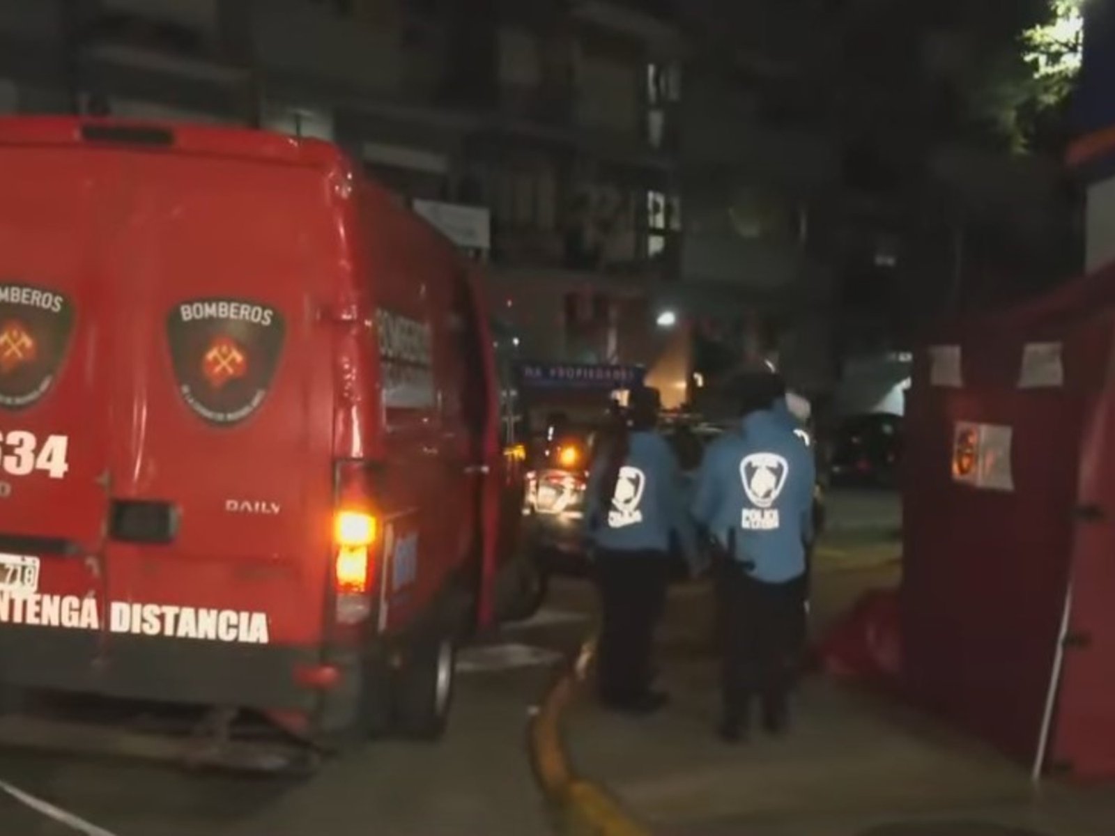 hallan el cuerpo apuñalado de un hombre y detienen a su pareja