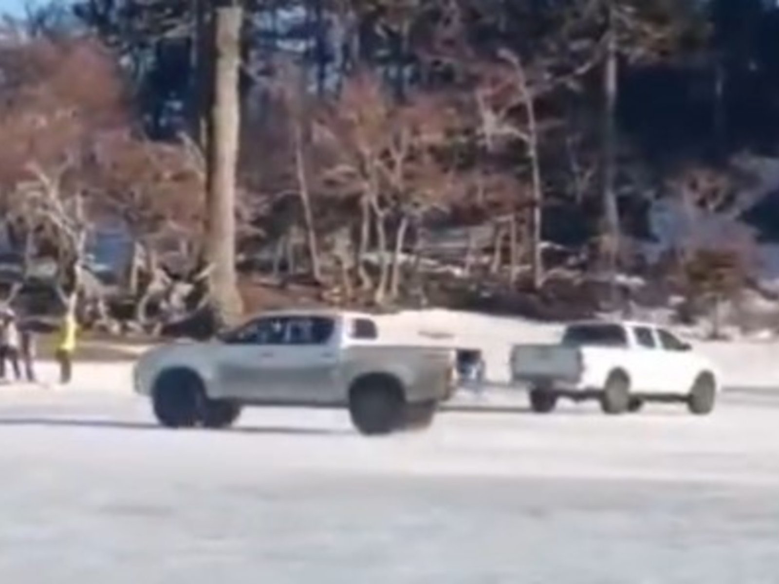 ingresaron con camionetas a una laguna congelada para hacer trompos sobre hielo