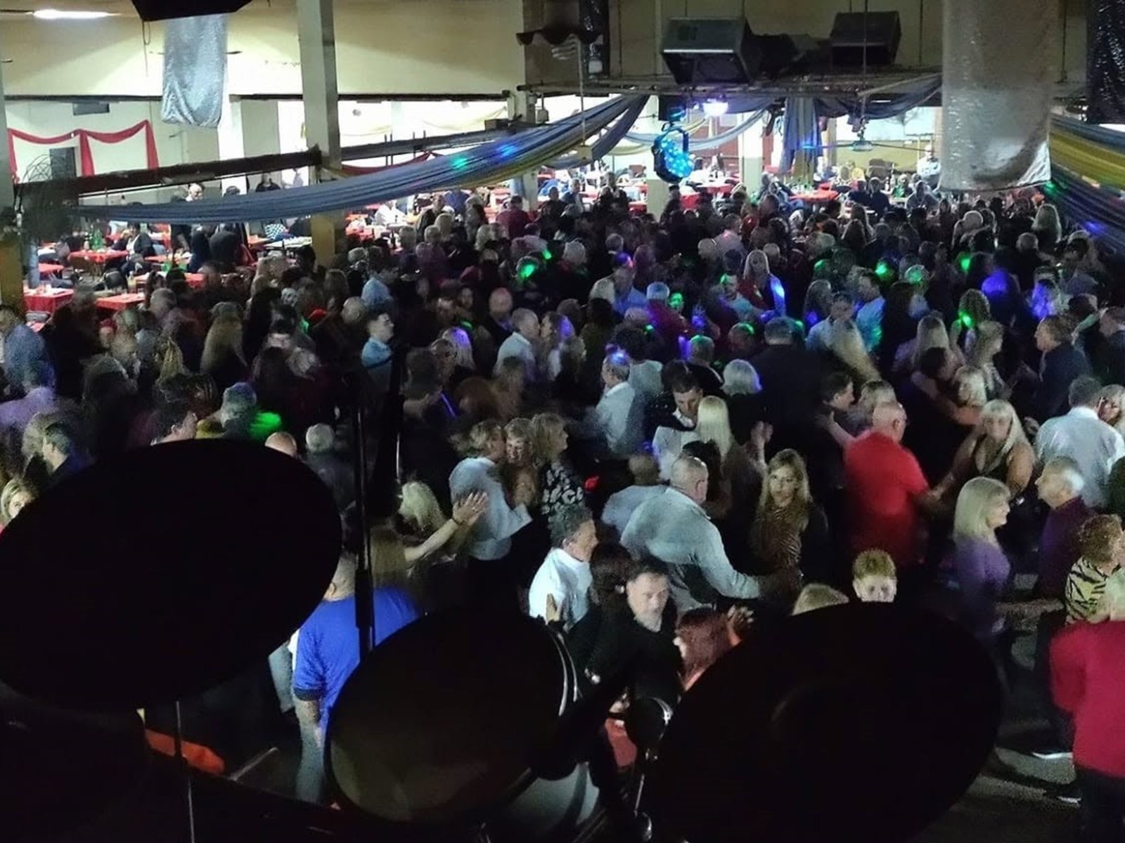 la historia del ingeniero que convoca multitudes con su bandoneón