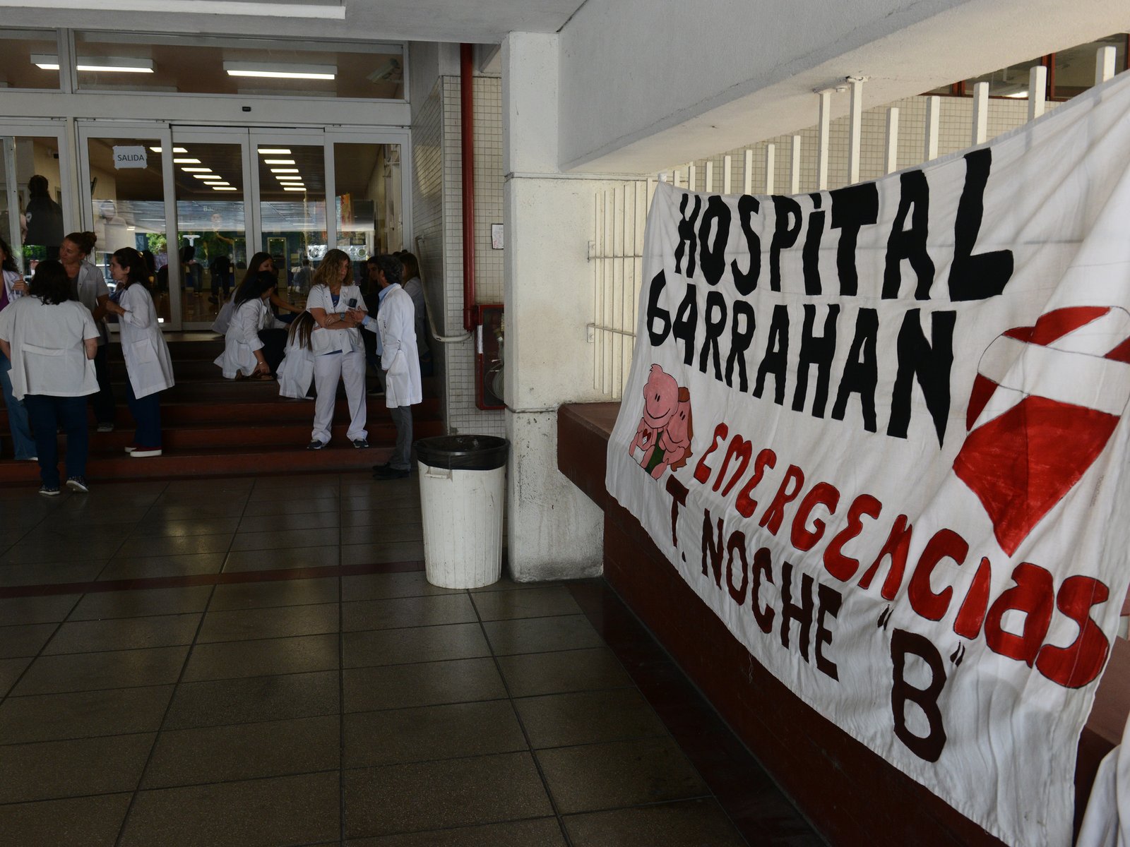 los trabajadores del hospital iniciaron otra huelga de 24 horas y marchan en reclamo de mejoras salariales