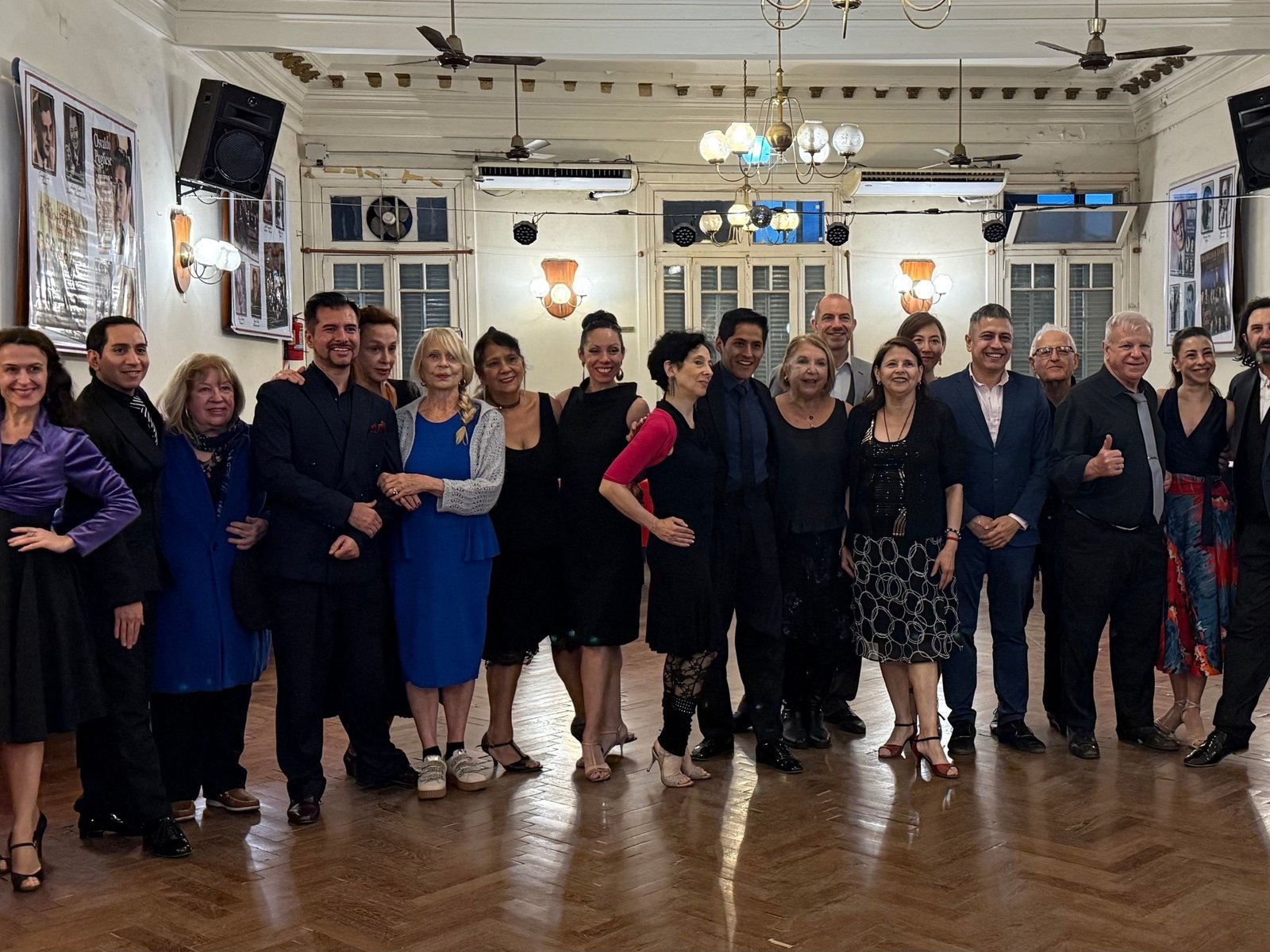 los turistas contratan compañeros de tango a 100 dólares por noche