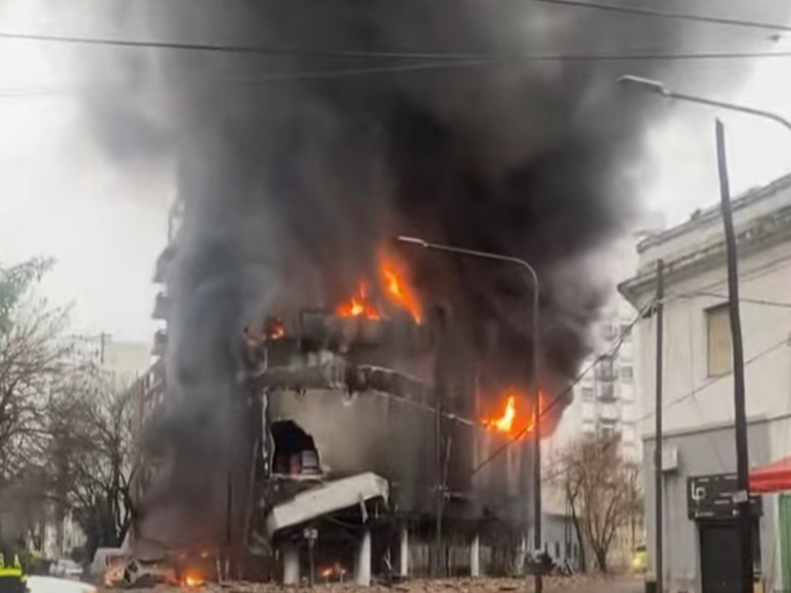 se derrumbó el techo, evacúan a los vecinos y se escuchan explosiones