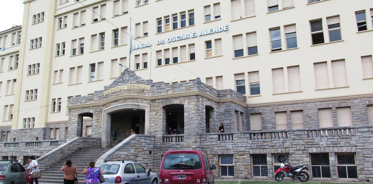 sufrió fracturas, violación y fue arrojado a la calle