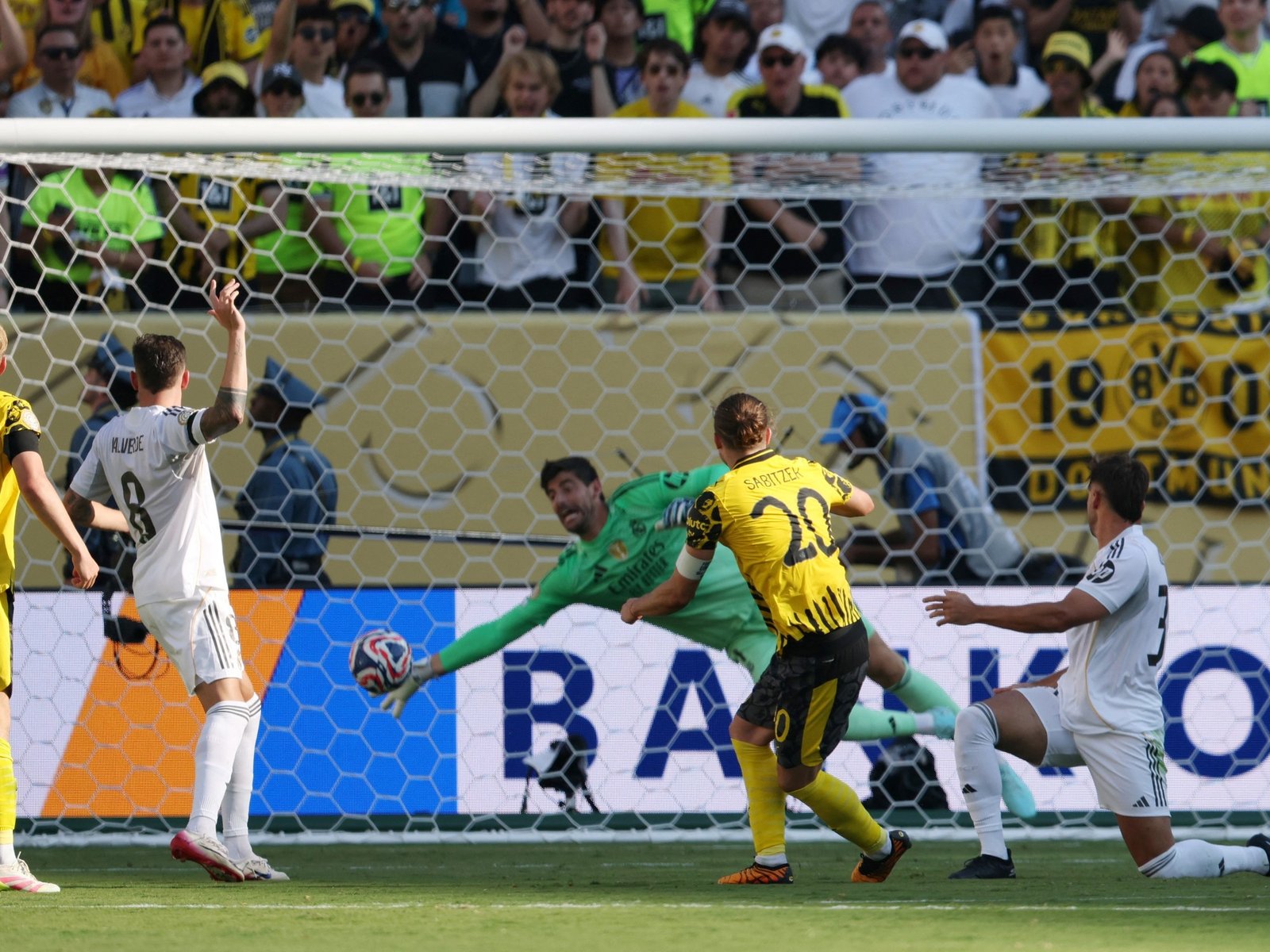 tres goles, una roja, un penal y una atajada descomunal de Courtois en el descuento para evitar el tiempo extra
