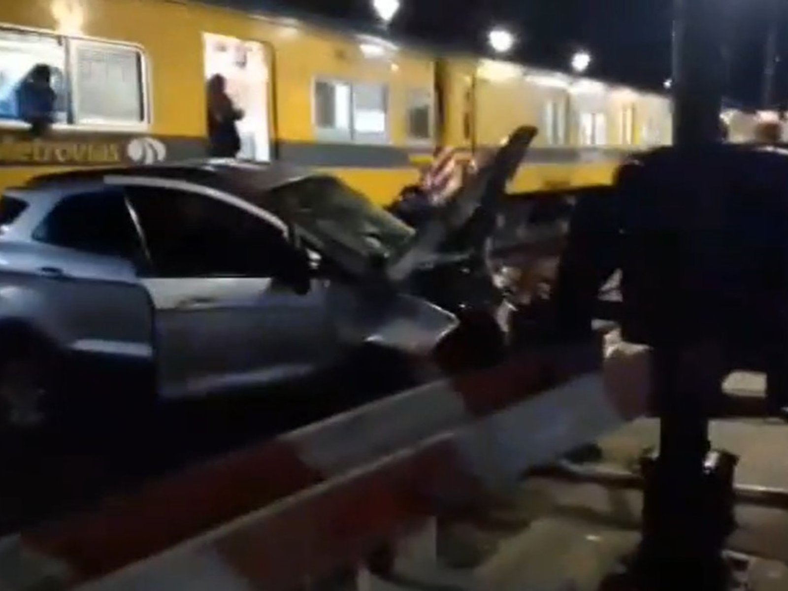 un hombre murió al ser arrollado por una formación cuando cruzaba un paso a nivel con su camioneta