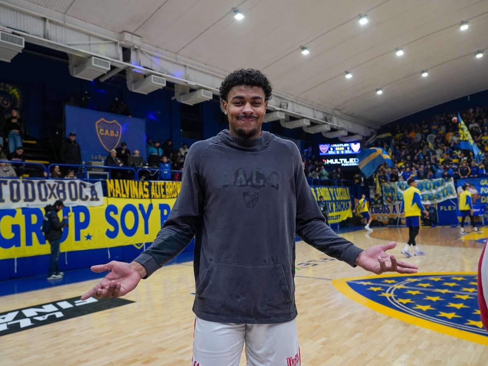 un jugador de Instituto la volcó en la entrada en calor y rompió el tablero