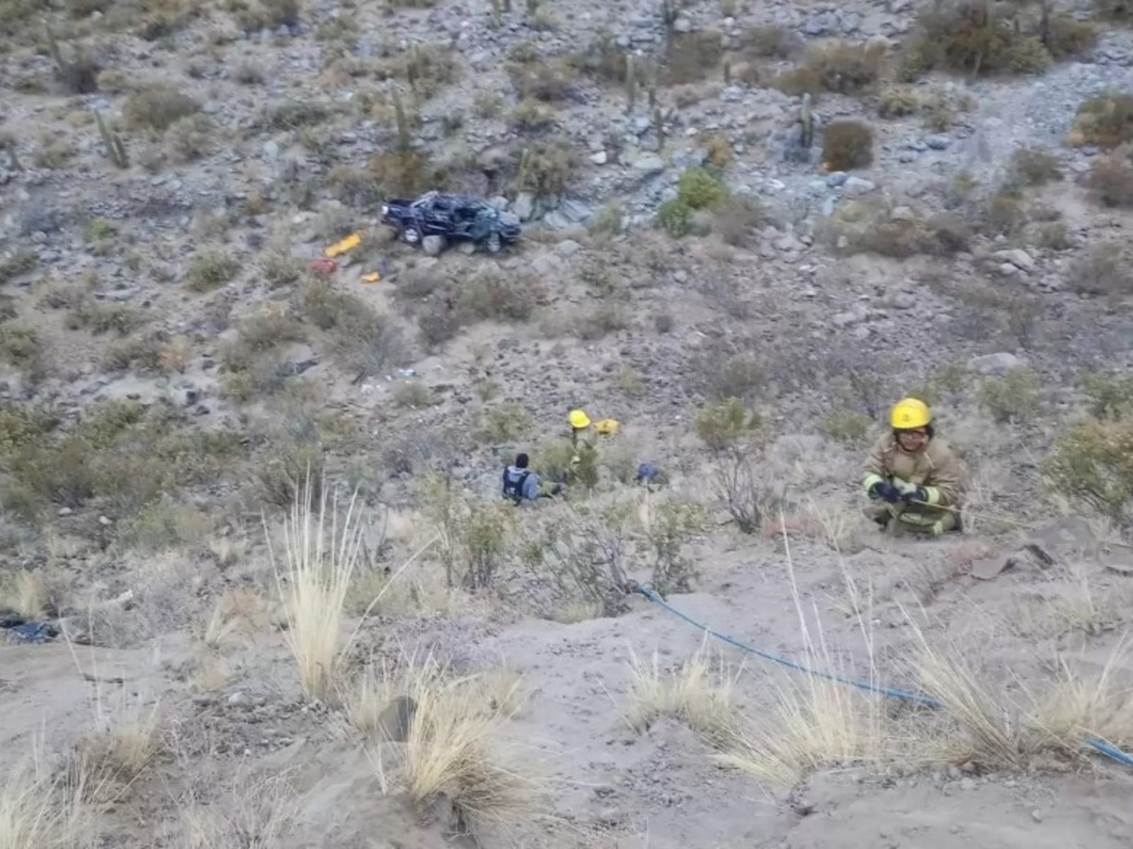 una camioneta cayó por un precipicio y un hombre murió tras salir despedido del vehículo