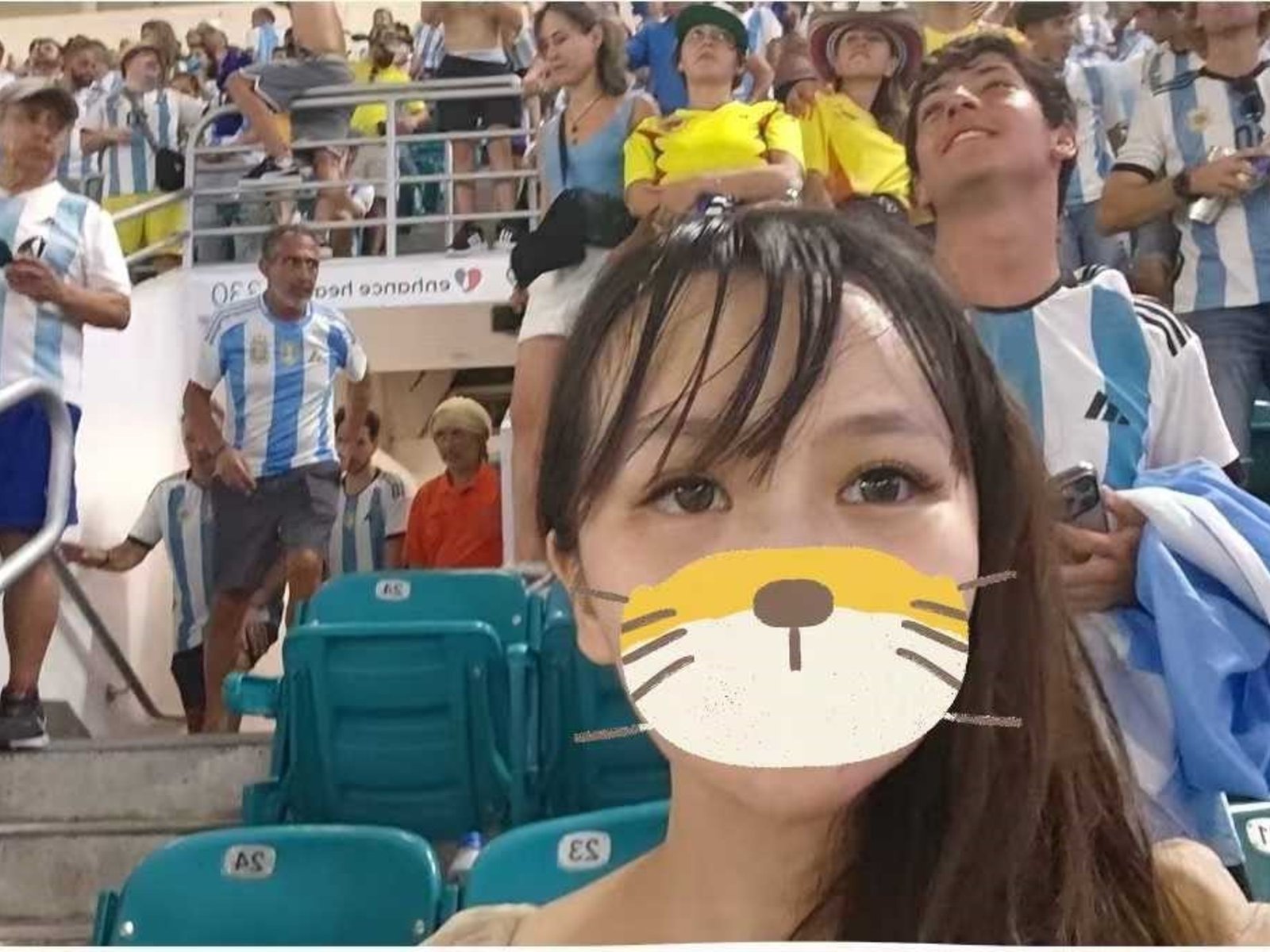 una joven china no para de ir a la cancha en Argentina para encontrar a su héroe anónimo