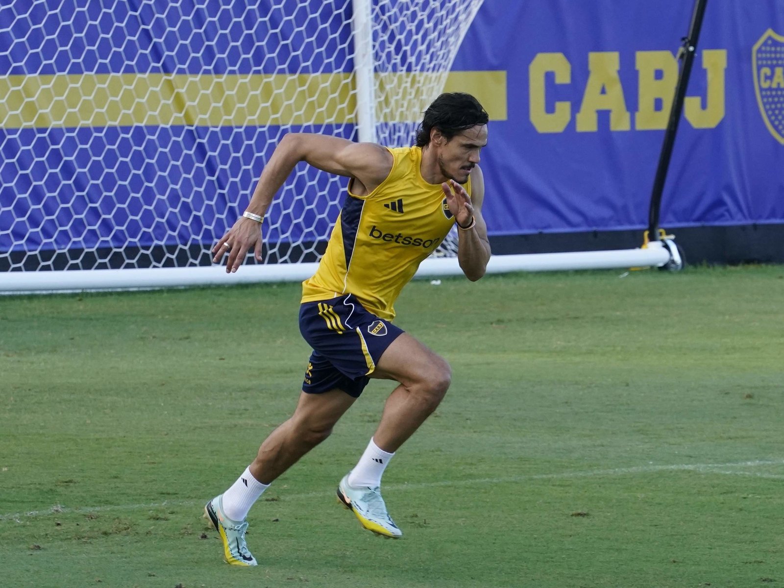 ya suma 14 lesiones desde que llegó, Russo no sabe cuándo podrá usarlo y los hinchas pierden la paciencia