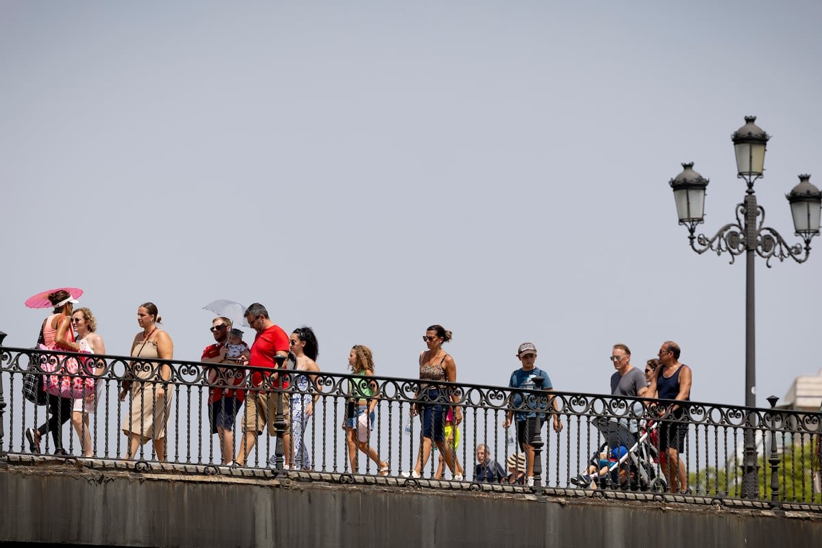 Aviso rojo por calor extremo en Sevilla, Valencia y Tarragona, donde llegarán a los 44 y 42 grados | Clima y Medio Ambiente